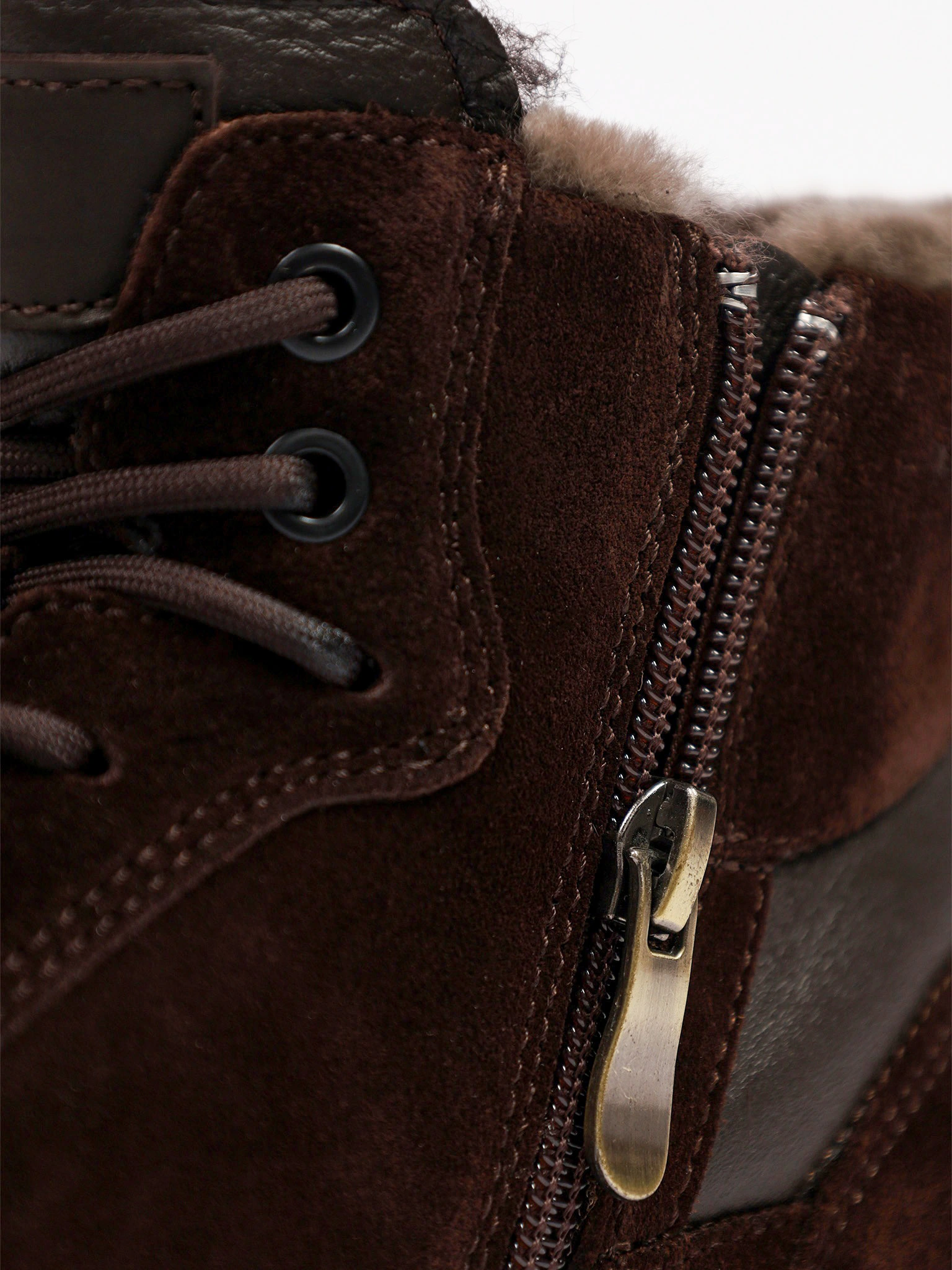 Ботинки комбинированные коричневого цвета на низкой платформе